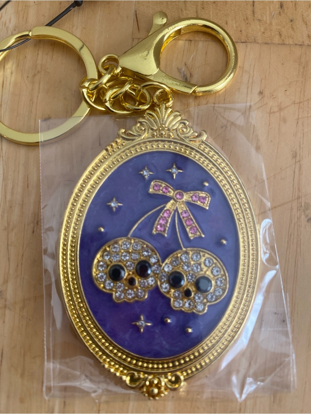 Gold-Tone & Purple blingy Skull bagcharm & Keychain NWT Halloween or anytime - Picture 3 of 4